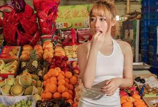 AISS爱丝(黄金版) – 别说我没提醒你，欣阳的连身袜挺特别