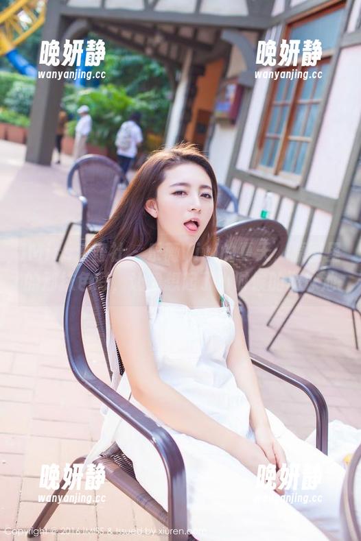 IMiss爱蜜社 - 乐薇Vivi的夏天，原图里的那抹色彩，让我想起了小时候的游泳池