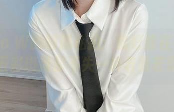 Kuuko W的制服私拍:就好像在看烟花,五彩斑斓却不失一种若隐若现。