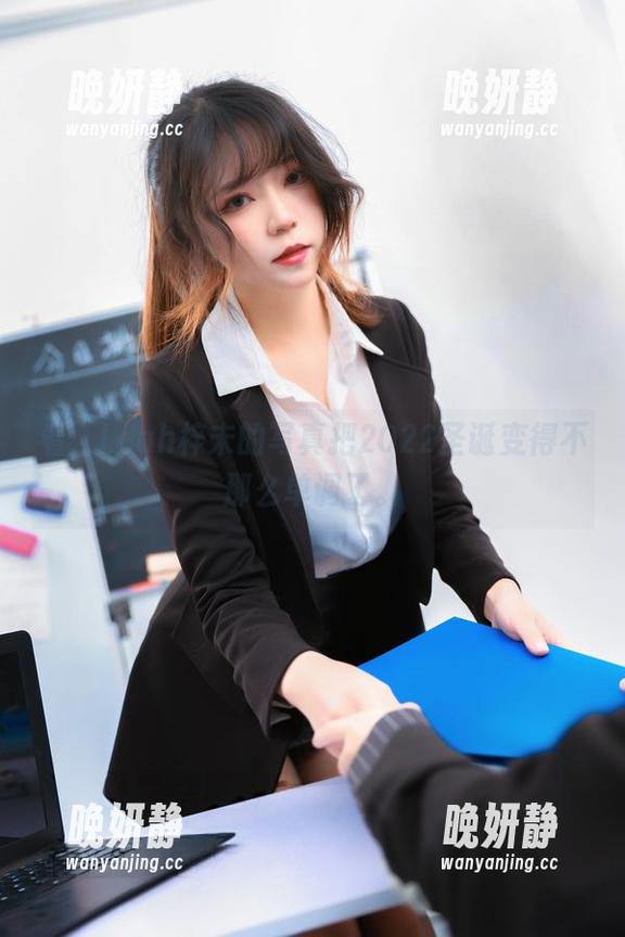 看，Leah梓未的写真把2022圣诞变得不那么单调了。