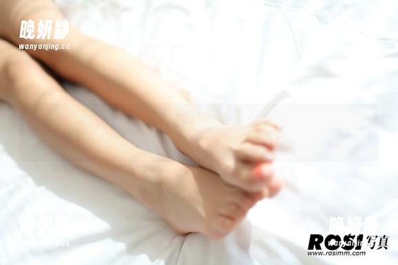 ROSI的圣诞图册，哈哈，看那挂在墙上的麋鹿装饰，真不太妙！