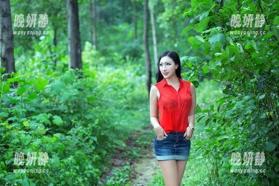 TuiGirl推女郎 - 当皓月照耀松果儿的长腿，写真与资源的完美碰撞
