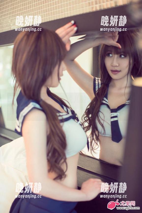 UGirls尤果网 - 信悦儿的天台图包，偶尔捧心，偶尔走神，有些小情绪悄然滋生。