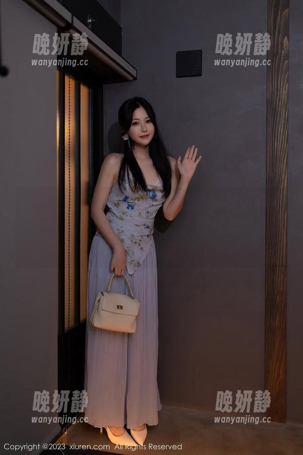 Xiuren秀人网 - 倒是挺羡慕南初妹妹穿上这黑色运动内衣的样子，图片里的她看起来随时都能跑起来。