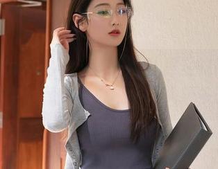 Xiuren秀人网 – 芈琳娜私房里的吊带，平淡中潜藏的小心机，让人想多了。