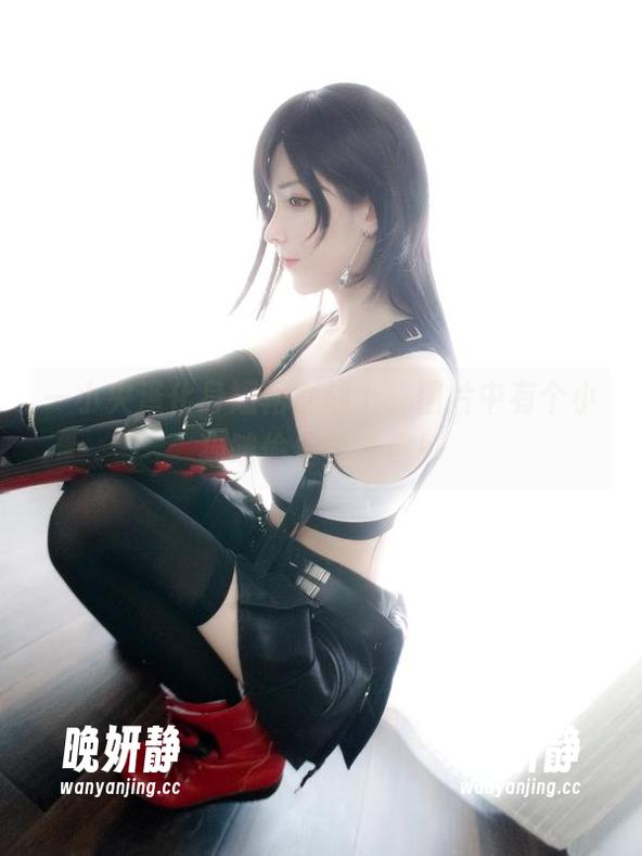 一小央泽化身短裙女战士，图片中有个小猫咪偷偷望着你！
