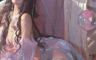 自己有眼镜的我，这组云溪溪的写真真心觉得资源掌握得太妙了，原来眼镜也有那么多可能。