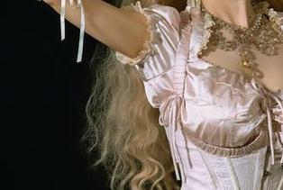 网盘总是变幻莫测，云溪溪奶桃这次变身圣诞女郎，却让我觉得她在挑衅我的节日气氛。