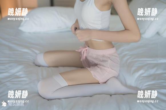 兔玩映画黑色半筒袜图包更新，让人不禁思考——会不会是脑子进水后选的袜子？