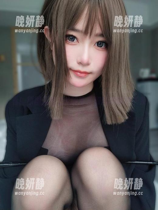 看！原图里女主K的裤子和丝的微妙关系…