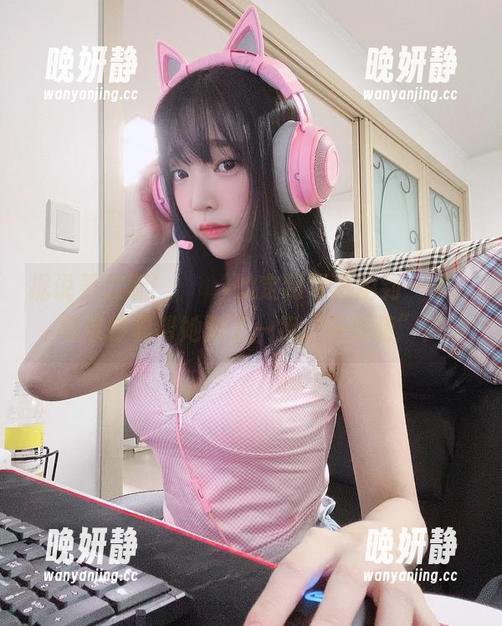 据说姜仁卿(강인경)的定制写真拍到一半，和泉纱雾帮她教了一招“天然萌”！