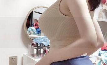 微密圈 – 我还在琢磨小芯酱的秘书写真，脑海里浮现的都是壁纸的颜色