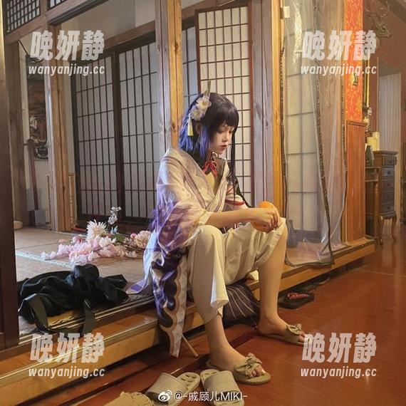 拿着白丝的戚顾儿，看着都是一种精致的任性，图包整得很不错哦。