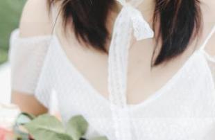 你见过在泳池里那么清新的“是依酱呀”吗？免费的图包让你不再错过每一抹水光！