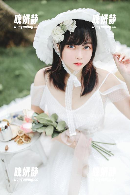 你见过在泳池里那么清新的“是依酱呀”吗？免费的图包让你不再错过每一抹水光！