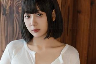 浅安安的最新图册：看我在瑜伽垫上比蜗牛还慢，同时也好像在开一场慢动作秀！