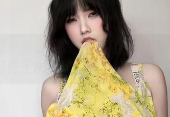 微密圈 – 琳铛铛的蓝色印花比基尼：让人提起椰子水又要掉眼泪的精选套图！