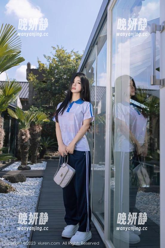 秀人网 - 睁眼一看：安然maleah定制的JK图片，好像画里走出来的姑娘