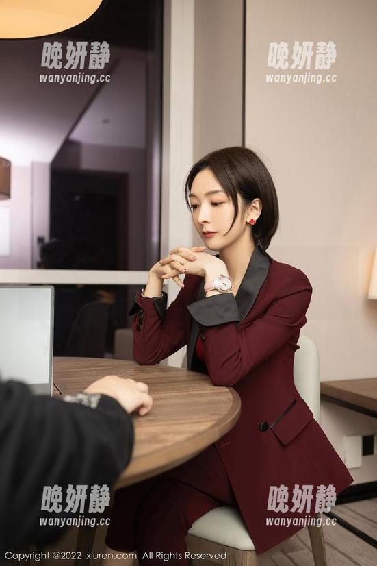 秀人网 - 小逗逗，又来分享美足写真，这次是新编“脚趾斗图”？！