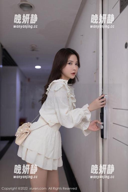 秀人网 - 张思允Nice的天台私藏模式，定制图片带你领略她的“非凡”气息。