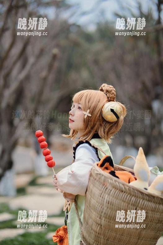 这次的花铃Hana合集：小熊猫女仆美图，我的好奇心满满但又不敢太靠近哦。