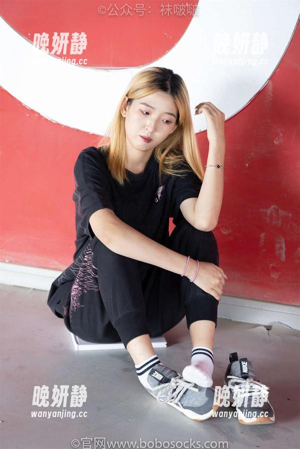 袜啵啵 - 壁纸界的强大竞争者：小沫的美腿原图，现在非她莫属了。