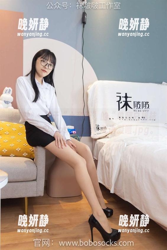 袜啵啵 - 关于“小甜豆”的“单腿白棉袜”原图，内心os十万分，无语凝噎.jpg。
