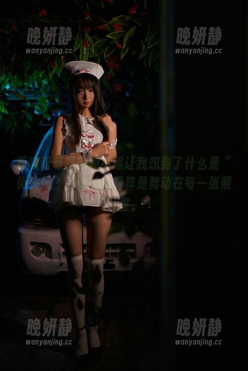 西呱呀呀呀的短裤照让我想到了什么是“街头风”，她的不羁真是舞动在每一张照片里。