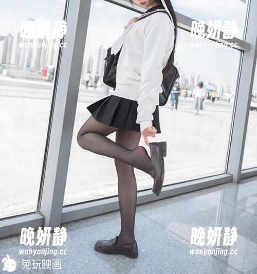 雪琪SAMA的“白T恤”-哦不，是白色吊带，毫无圣光，却意外让人想多了。