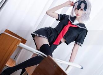 青青子Js的随性美腿写真，难道这样的壁纸还不够打动你？