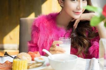 魅妍社 – 精选套图：短裤里的小狐狸Kathryn—试问这身材，随便摆个姿势都好看得不行。