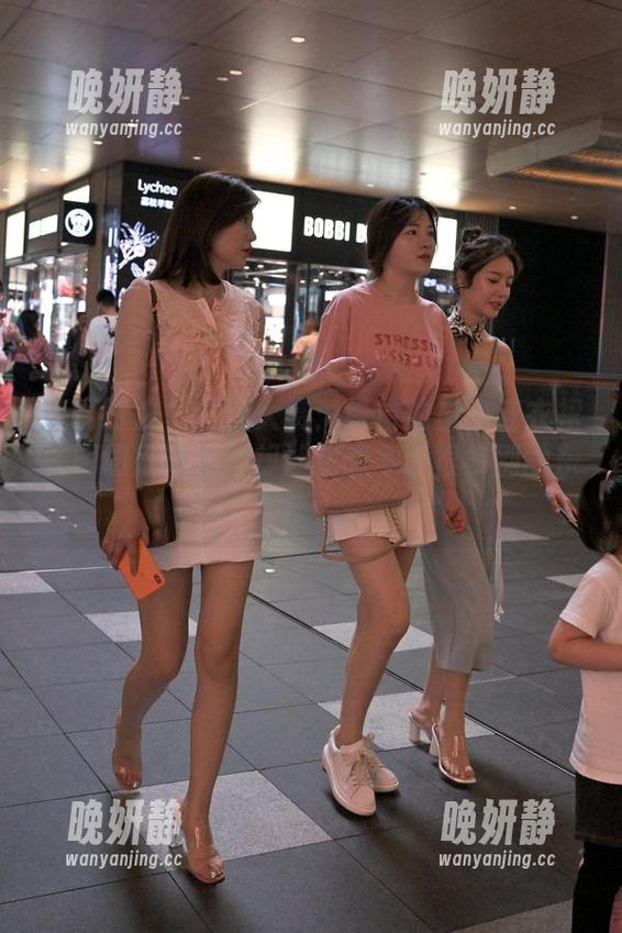 魔镜街拍 - 套图大赏：楼楼的白色连衣裙，明明很简单，却让我想多了很多别的东西。