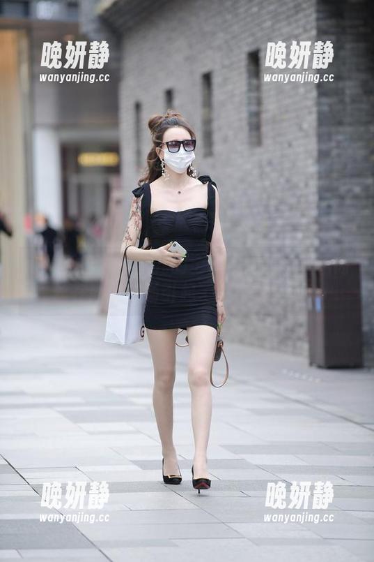 魔镜街拍-萌宝儿 魔镜街拍 - 萌宝儿的全套:她的包臀裙肉丝在商业广场引起了怎样的反应?